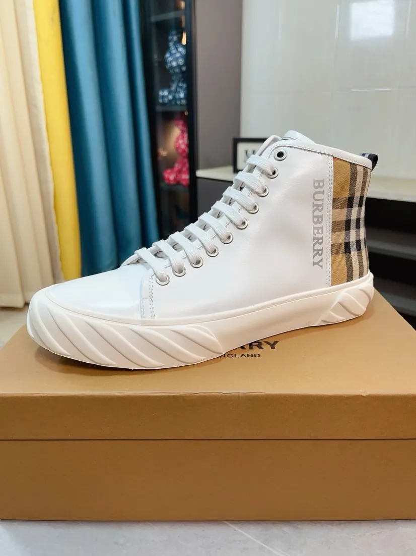 Men's shoes💰440🌹🌹"burberry" Burberry high-top original brand imported from Italy, selected cowhide with electric embroidered logo➕Genuine leather, breathable and comfortable (refuses to discolor and grind feet) Sole: non-slip rubber outsole, original quality, super comfortable Korean style shoes🏃 Men's shoe size: 38-44,